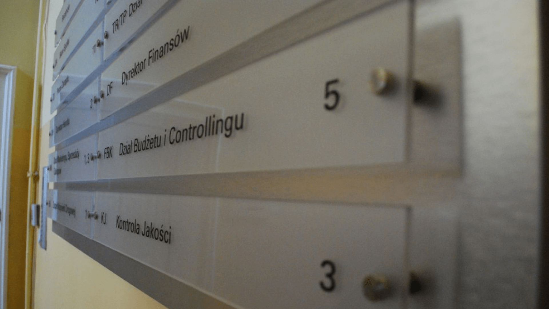 Tabliczki informacyjne w budynku